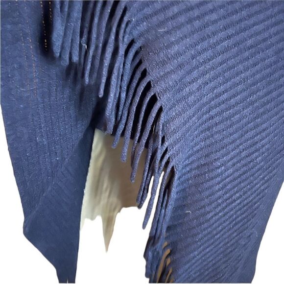 BCBGMaxarzia blue knit poncho. One size - Picture 7 of 10